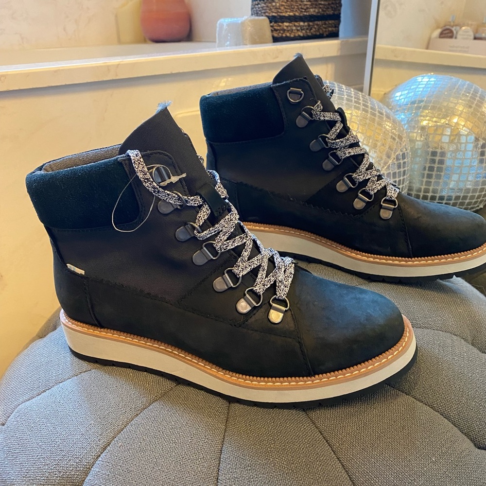 Toms sneakers / boots 6.5